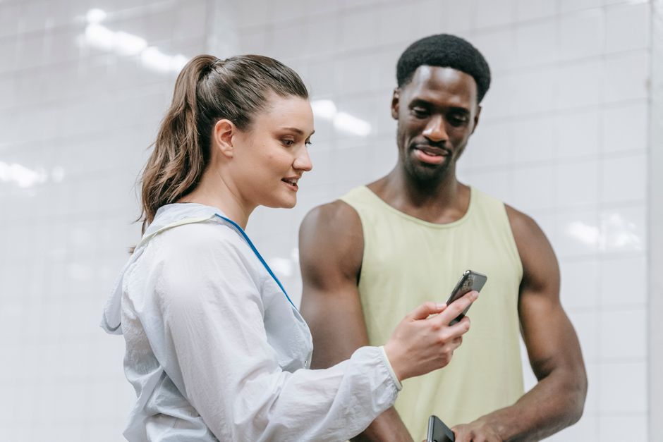personal trainer sending message phone gym