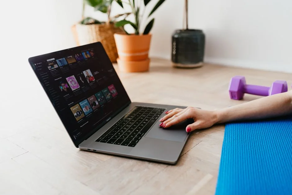 Trening grupowy online dla trenera personalnego – jak zarabiać na wielu klientach bez dodatkowych godzin pracy
